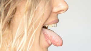femme tirant la langue